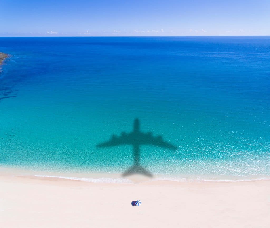Schatten eines Flugzeugs im Meer