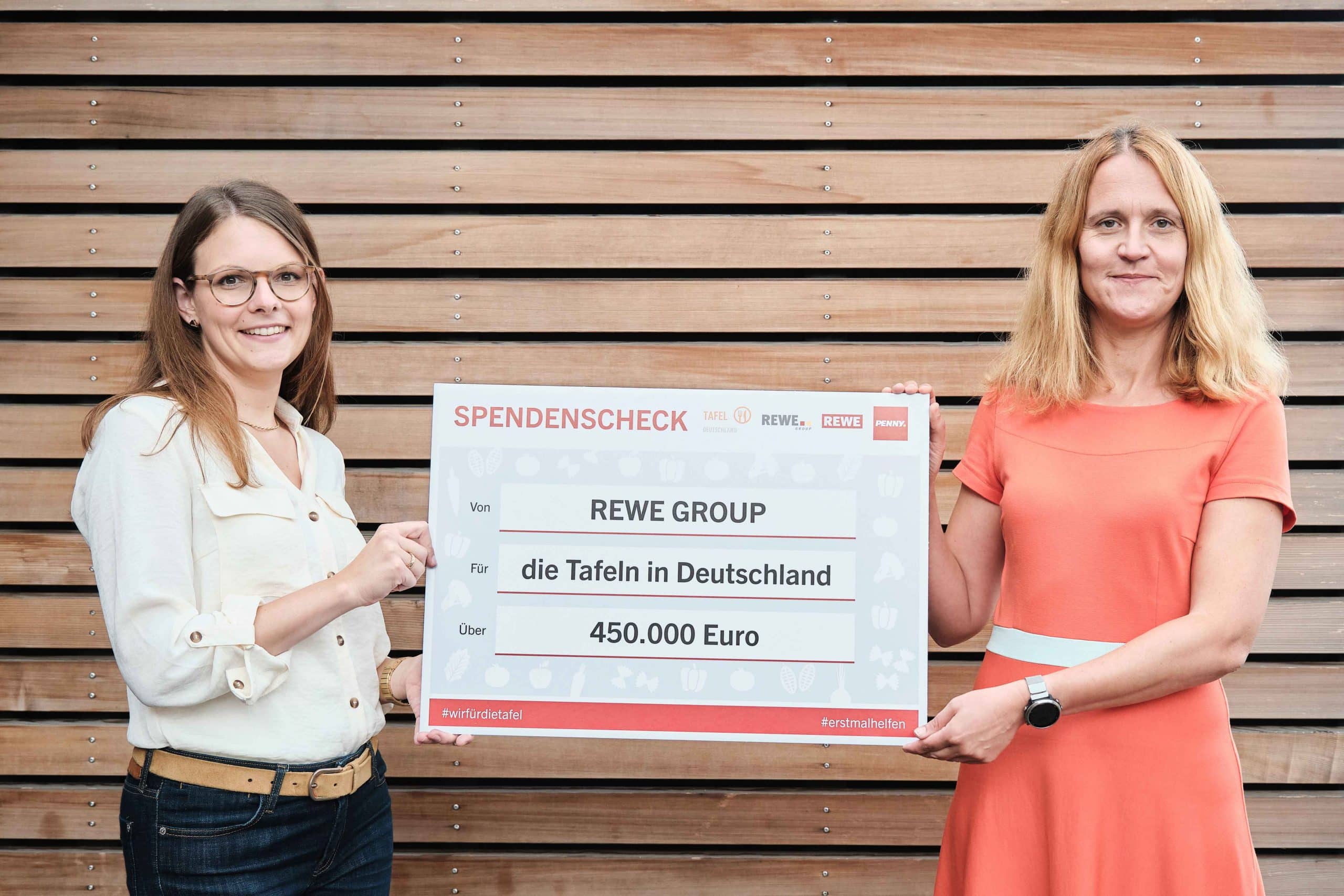 Kathrin Daivandran (links) und Evelin Schulz (rechts) Scheckübergabe für die Tafeln