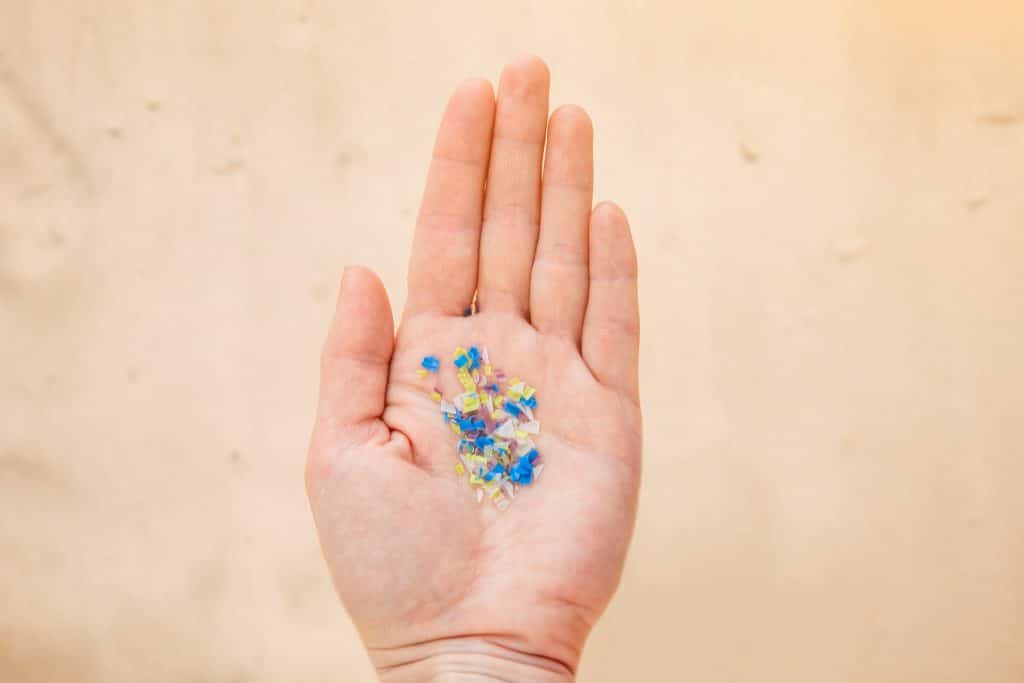 Mikroplastikpartikel auf einer Hand