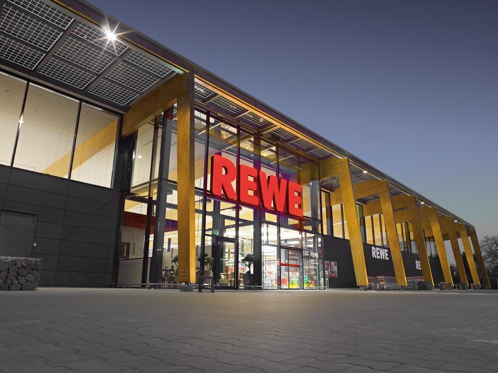 REWE Markt Außenansicht Abends