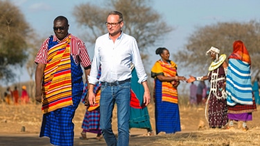 Sören Hartmann und der Massai Toima Kiroya