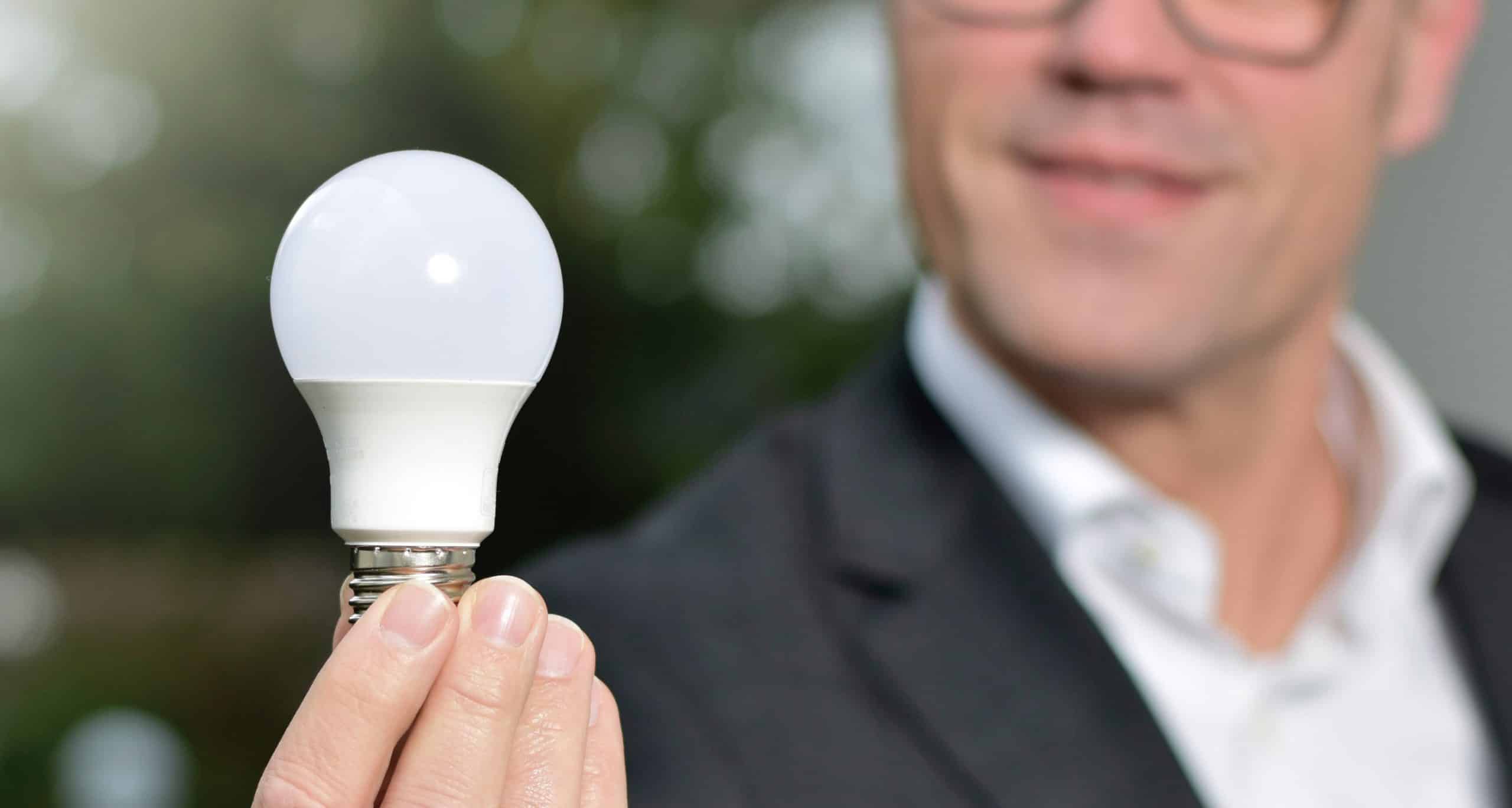 Dr. Günther Kabbe begutachtet eine Glühlampe