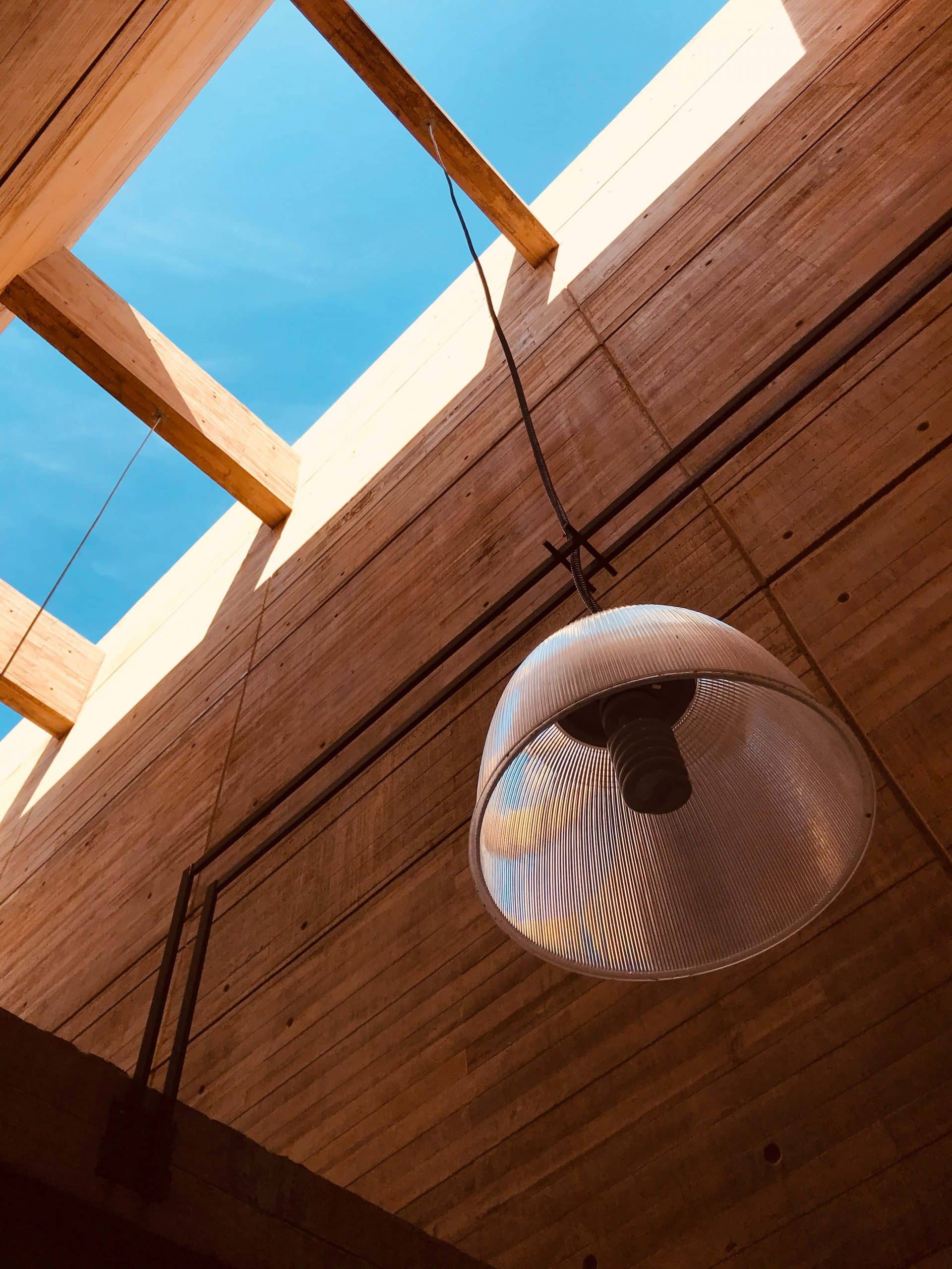 Lampe hängt von der Decke