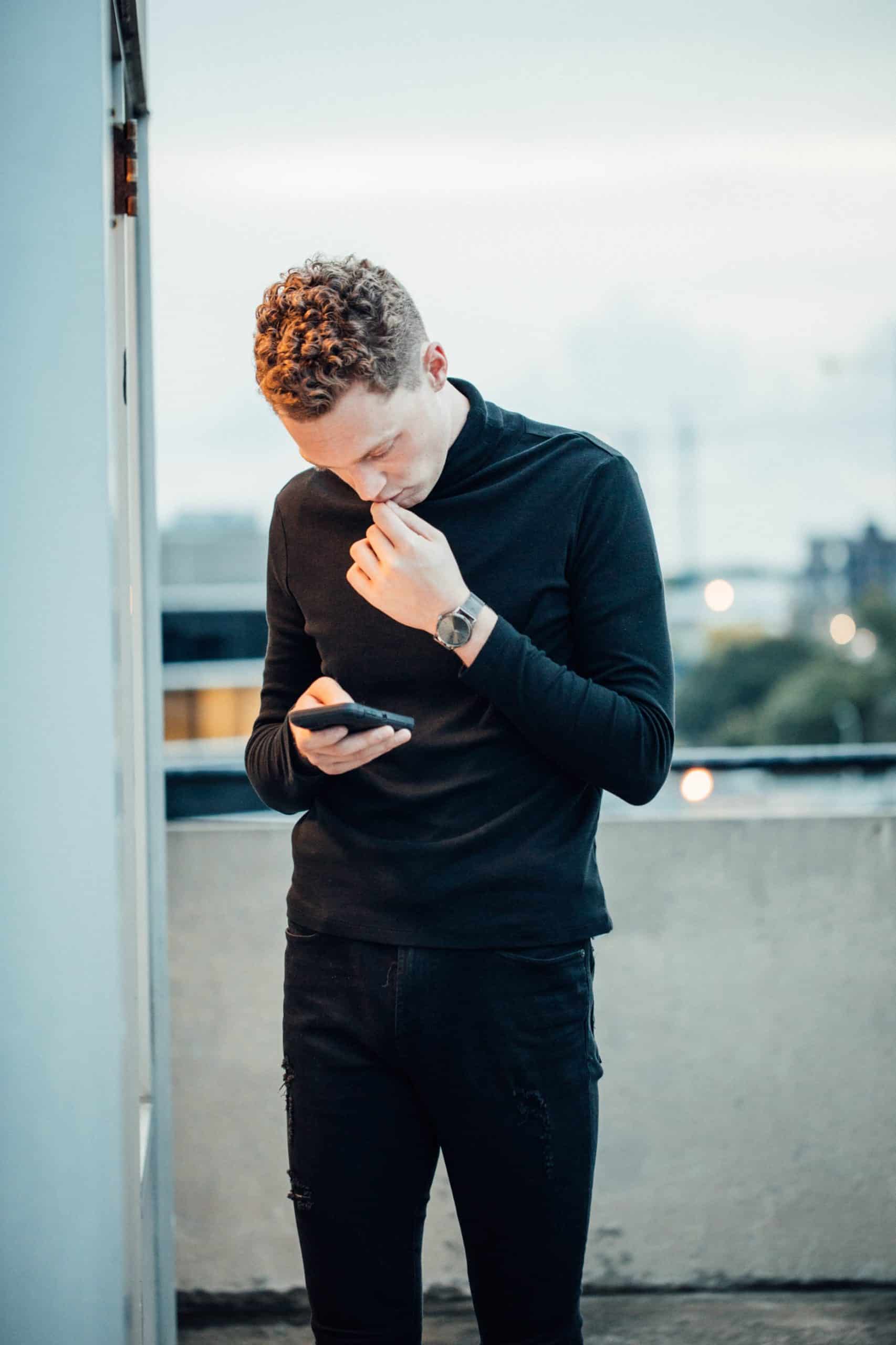 Mann schaut auf sein Smartphone