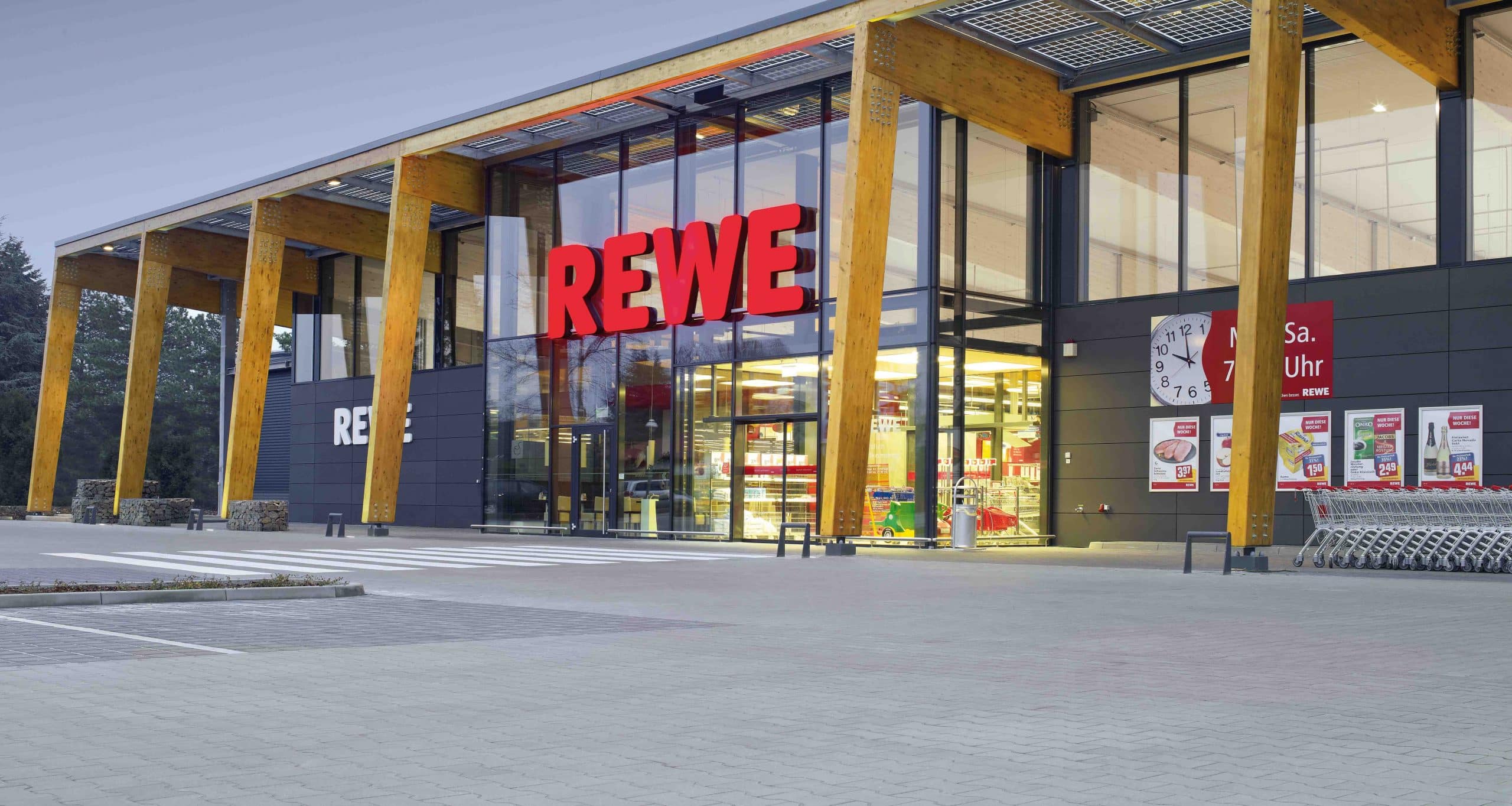 REWE Markt Außenansicht als Symbolbild für unsere Expansion bei REWE