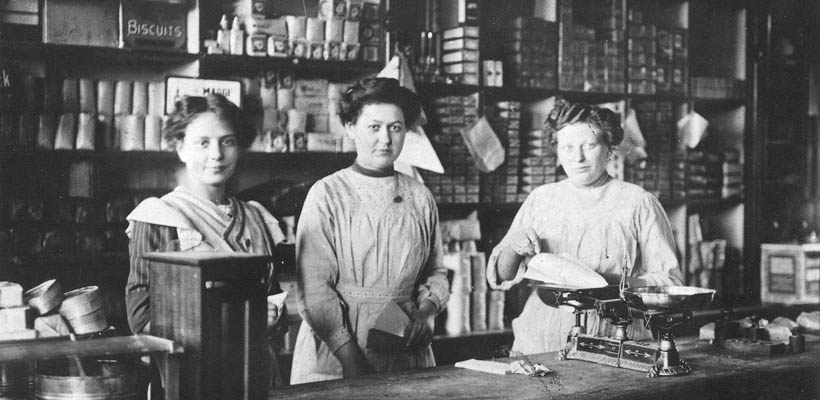 Drei Frauen in einem alten REWE-Markt als Symbolbild für unser Positionspapier zu Arbeit und Genossenschaft