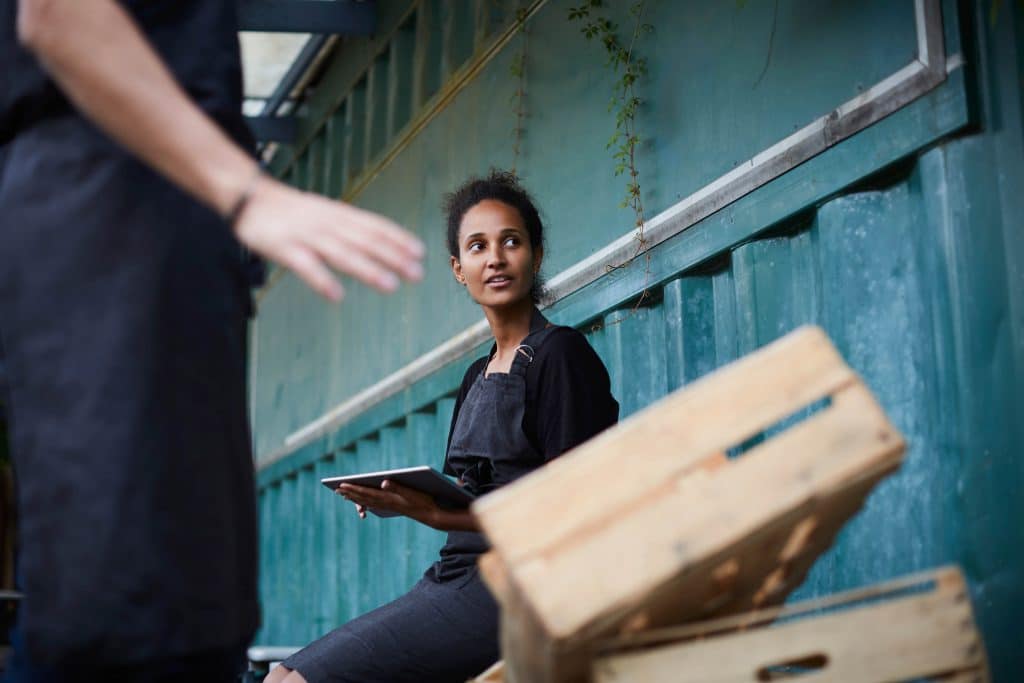 PORTRAIT OF A BEAUTIFUL YOUNG WOMAN HOLDING SMART