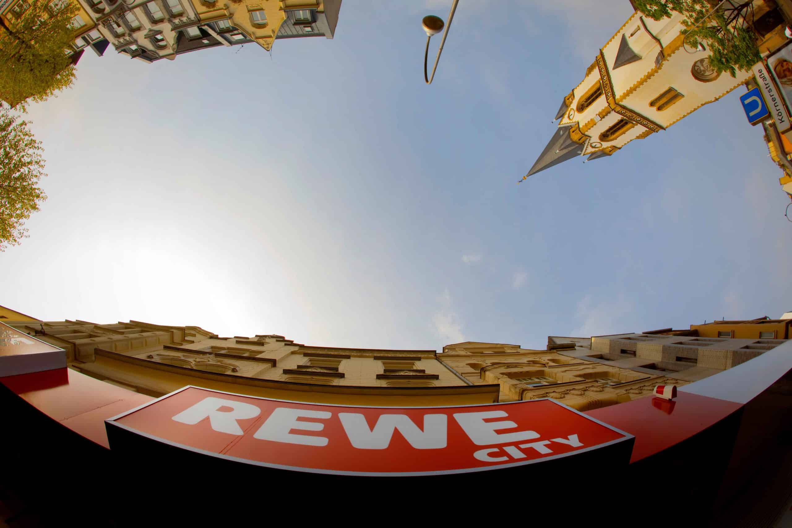 REWE City Logo aus der Froschperspektive fotografiert