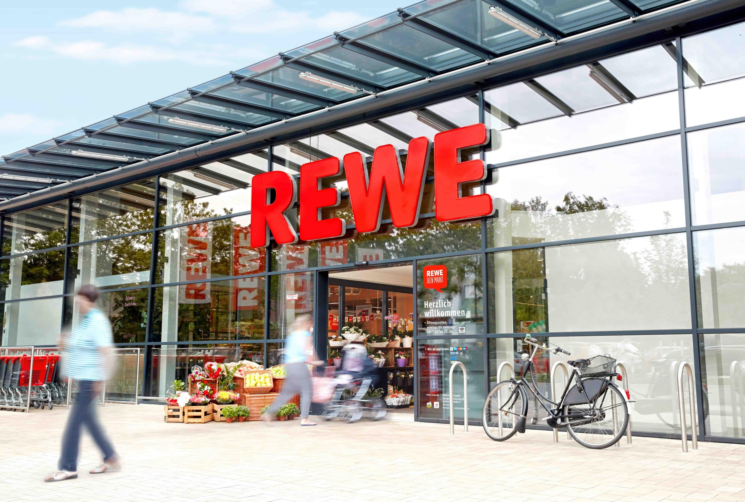REWE Markt Außenansicht mit Kunden