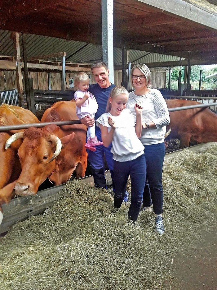 Heribert Nüßlein mit seiner Familie auf seinem Hof