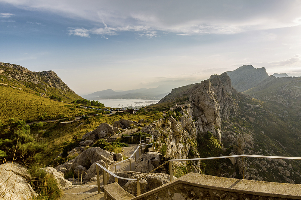 Wanderweg in den Bergen von Mallorca mit Blick auf die Stadt Alcudia