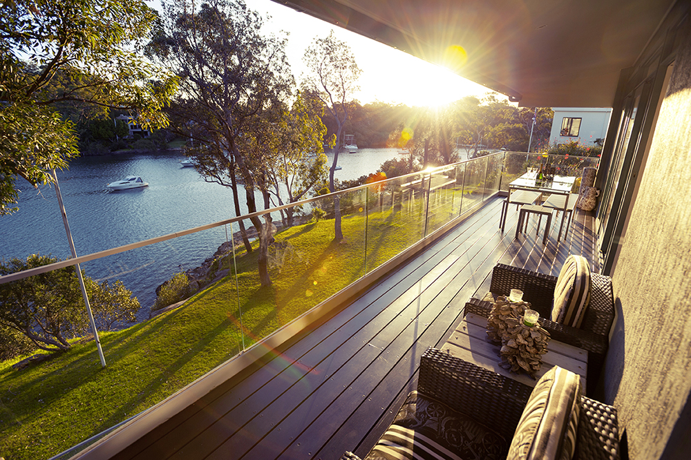 Balkon mit Blick auf einen Fluss