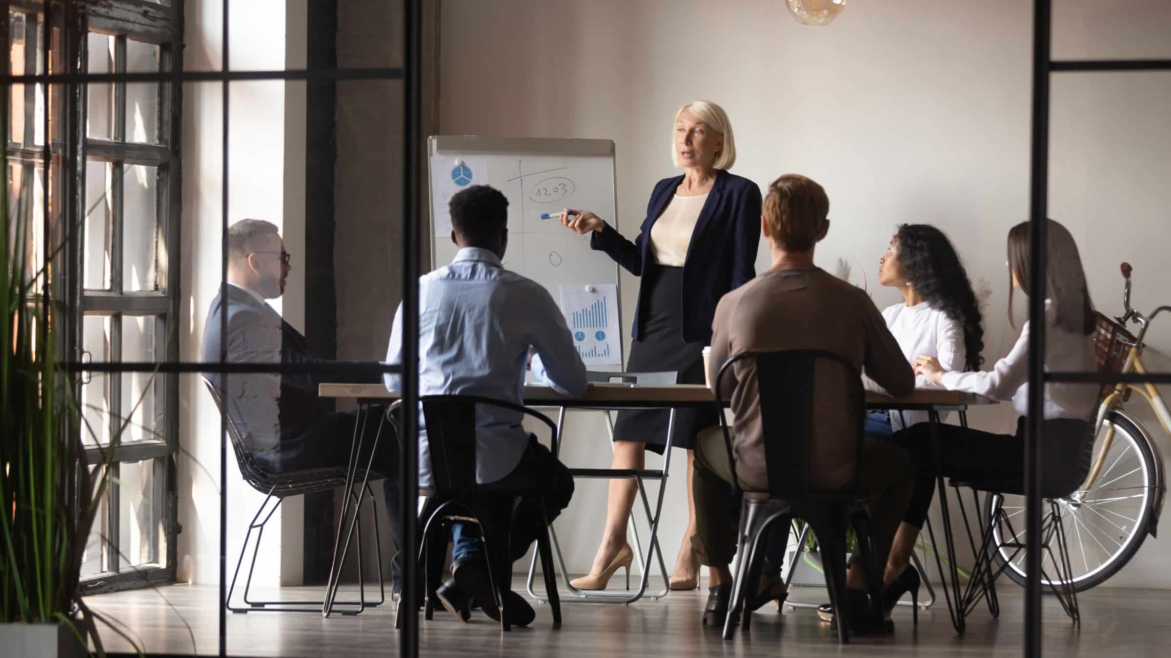 A woman explains something in a working group