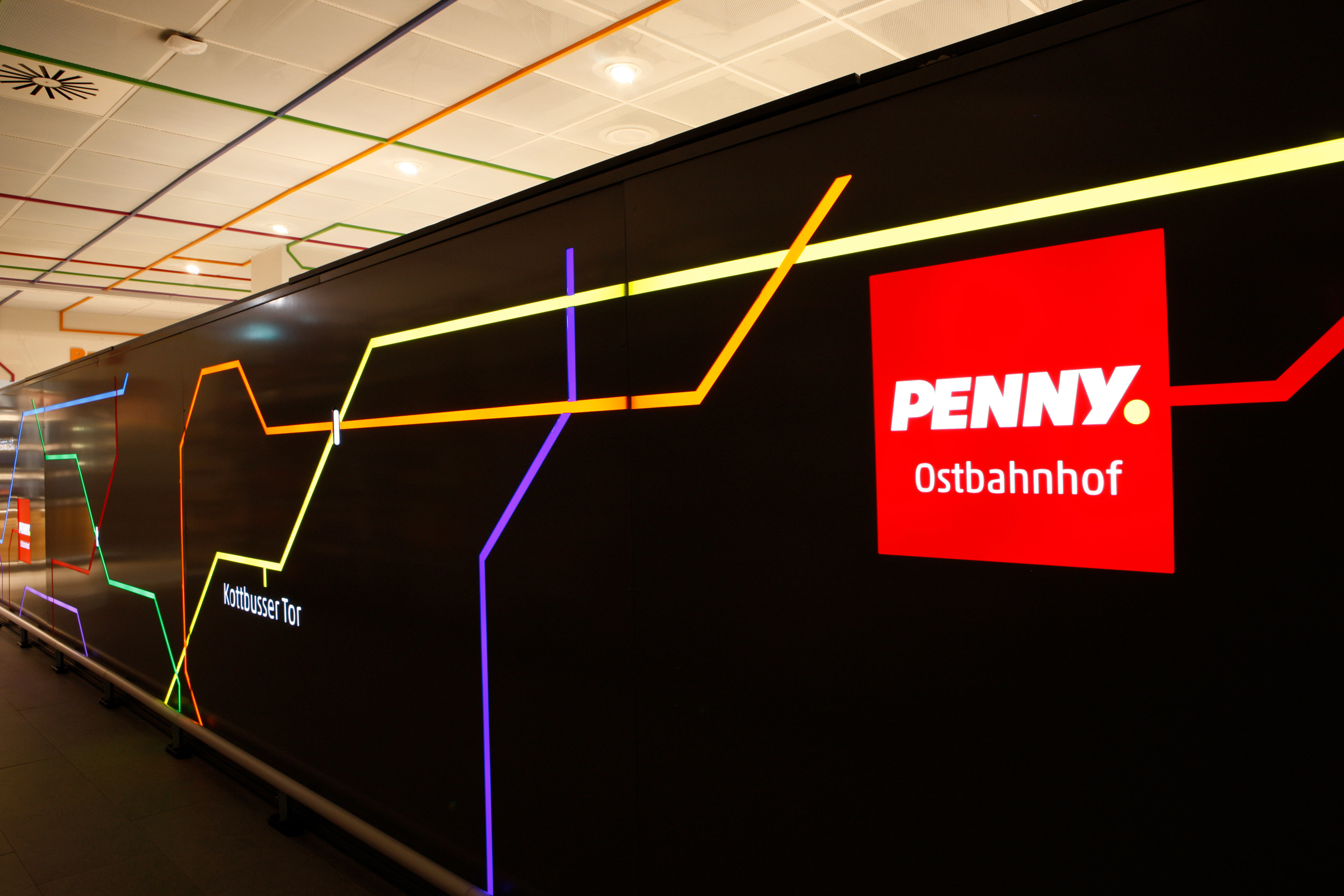 Die Fassade des PENNY-Marktes am Ostbahnhof in Berlin