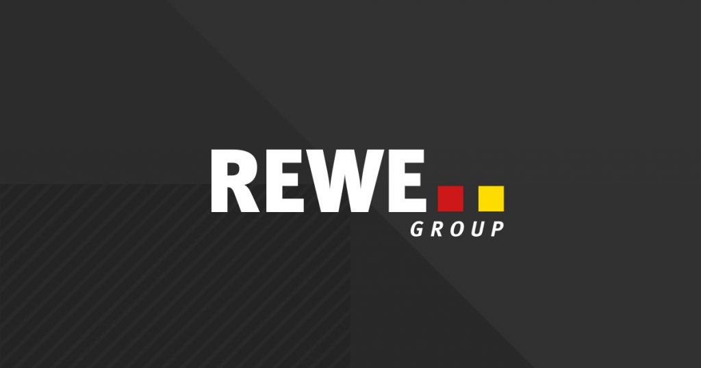 REWE Group Logo in weißer Schrift auf schwarzem Hintergrund