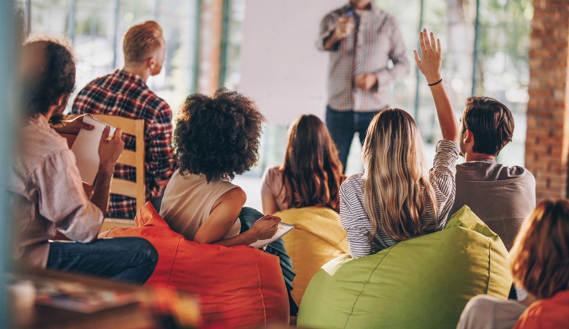 seminar-frau-hebt-hand-häufig-gestellte-fragen