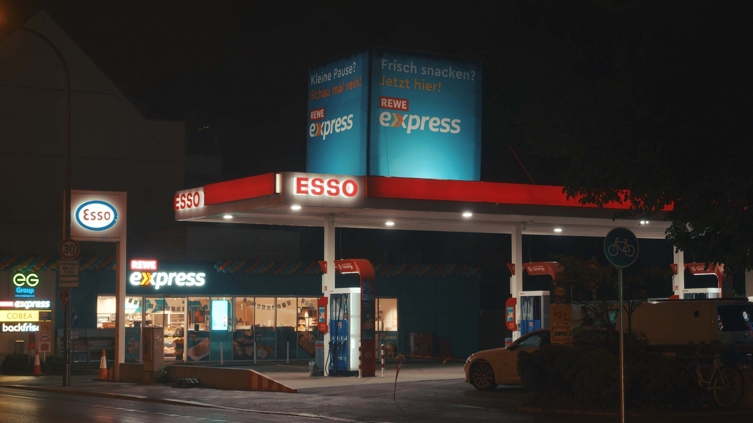 Eine beleuchtete ESSO Tankstelle mit einem blauen 