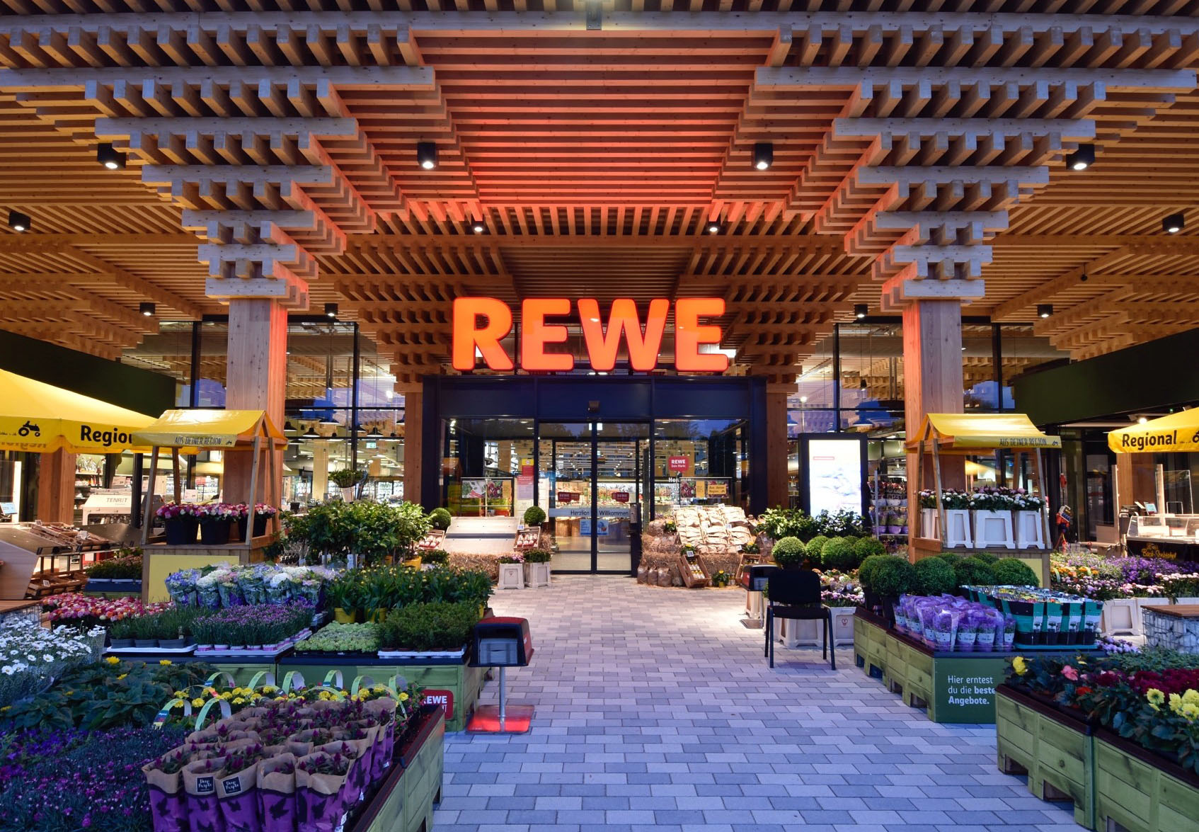 REWE grünen Supermarkt der Zukunft mit Dachfarm und viel Holz