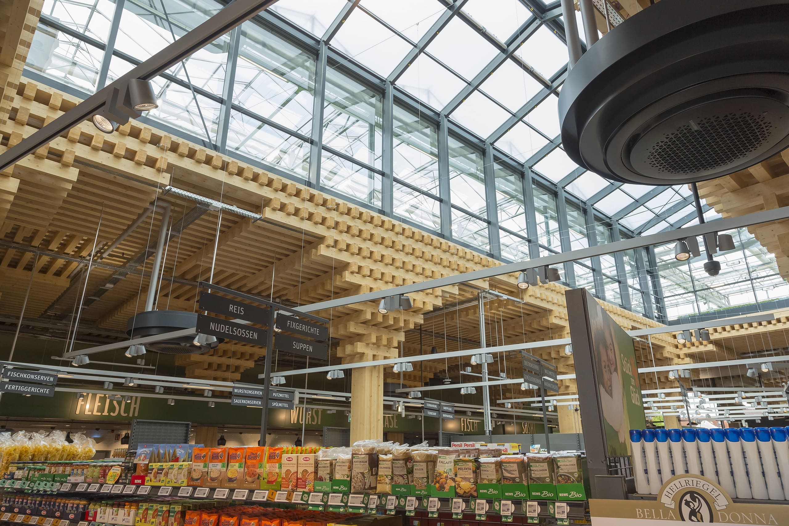 Einkaufsfläche des REWE Markts Green Building.