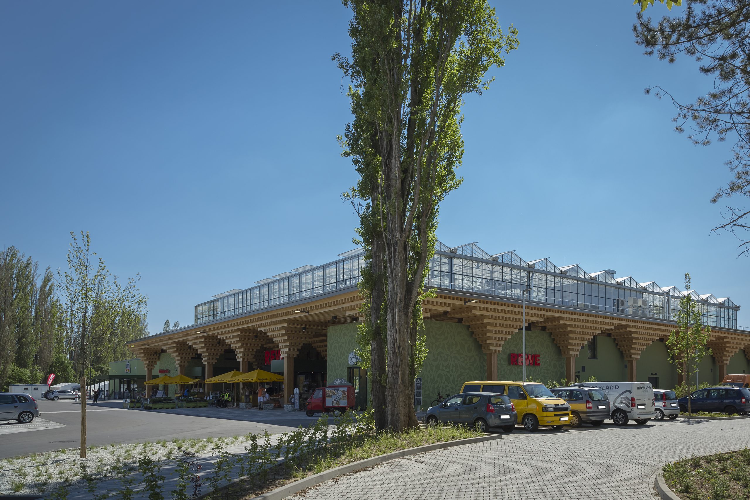 Seitenansicht des neuen REWE Green Building Markts in Wiesbaden.