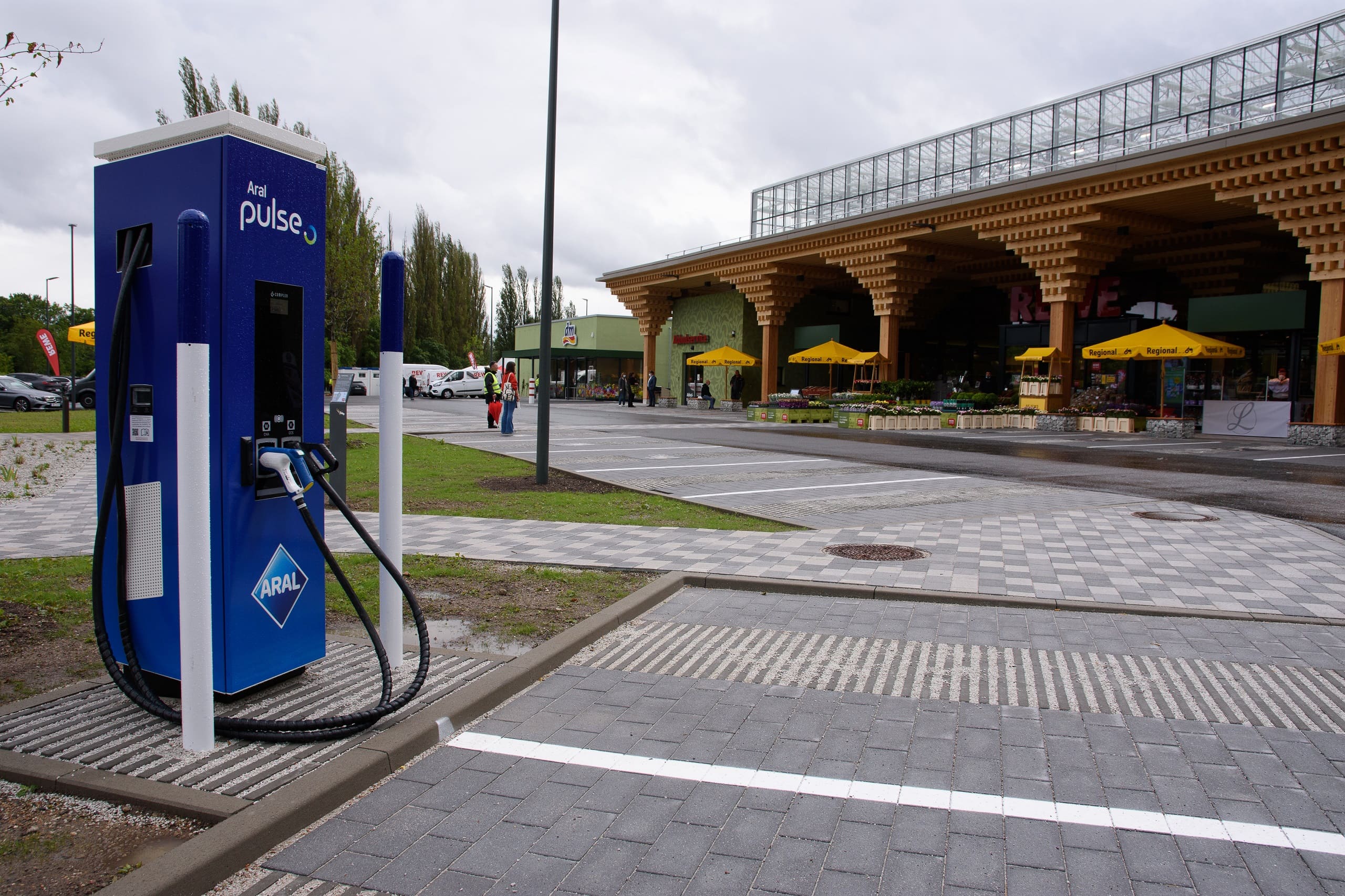 Aufladestation für E-Autos und E-Bikes.