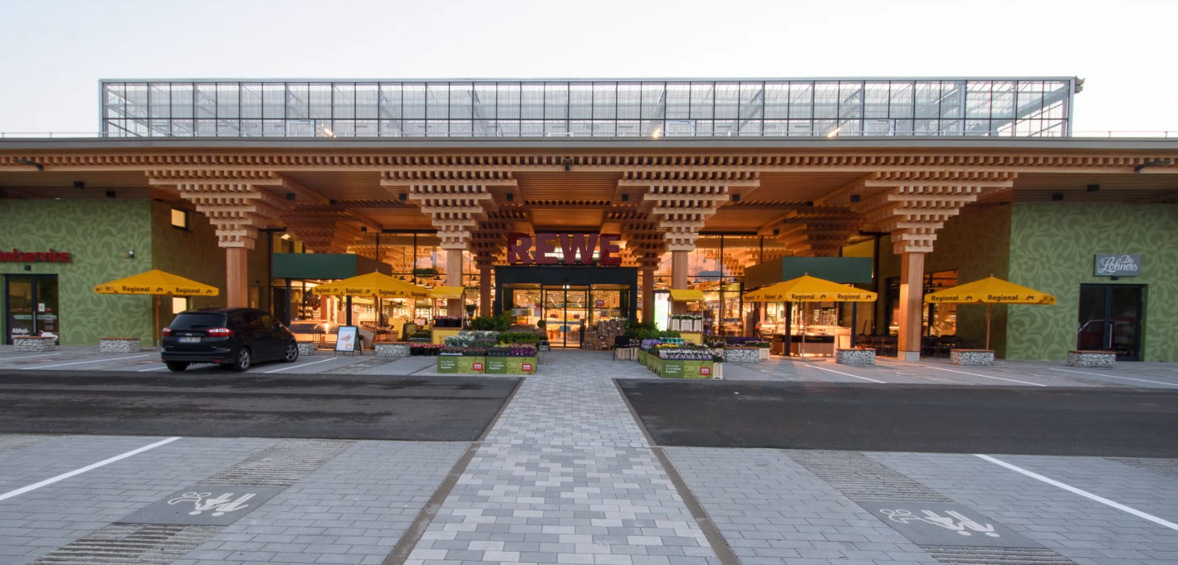 Das neue Green Building in Wiesbaden in frontaler Ansicht