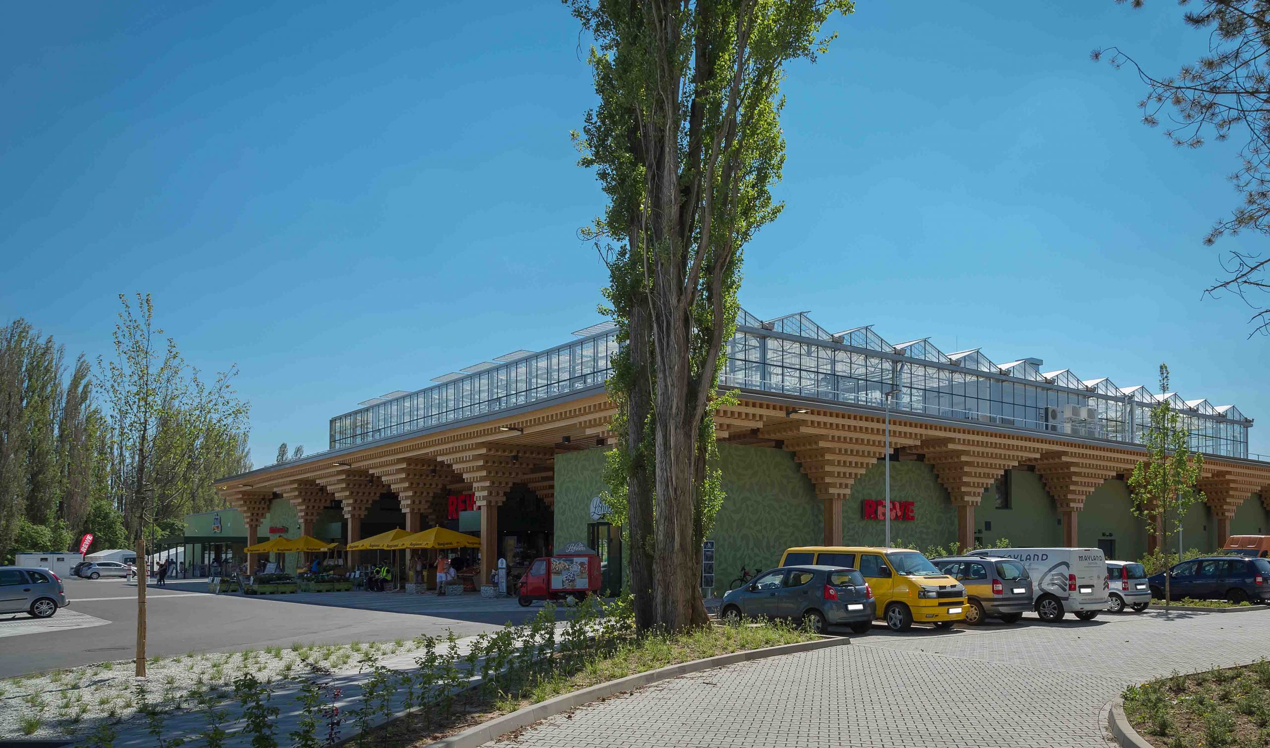 Eine Außenaufnahme des neuen Green Buildings in Wiesbaden als Beispiel für Expansion und Immobilien