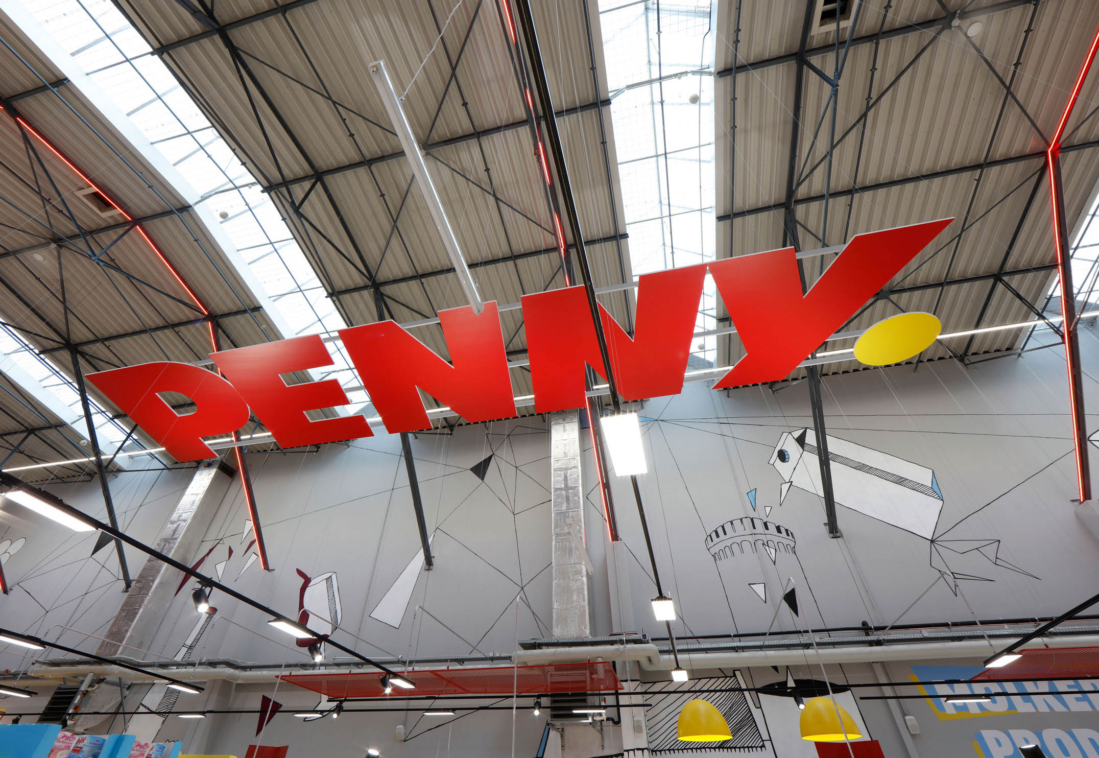 Eine Innenaufnahme eines PENNY Marktes mit großem Logo