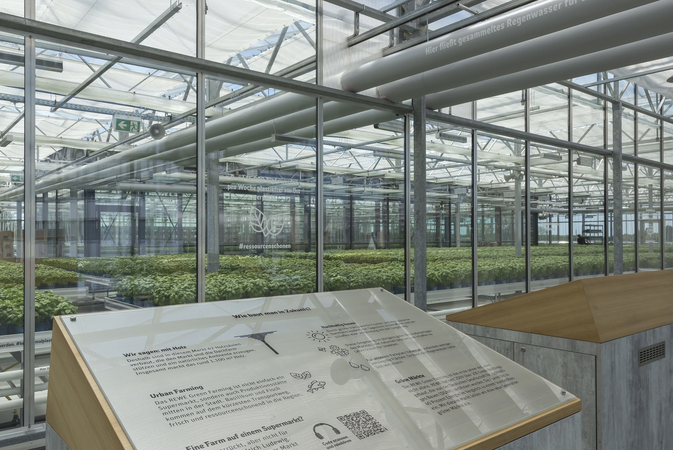 Außenansicht Dachfarm mit Erklärtafel.
