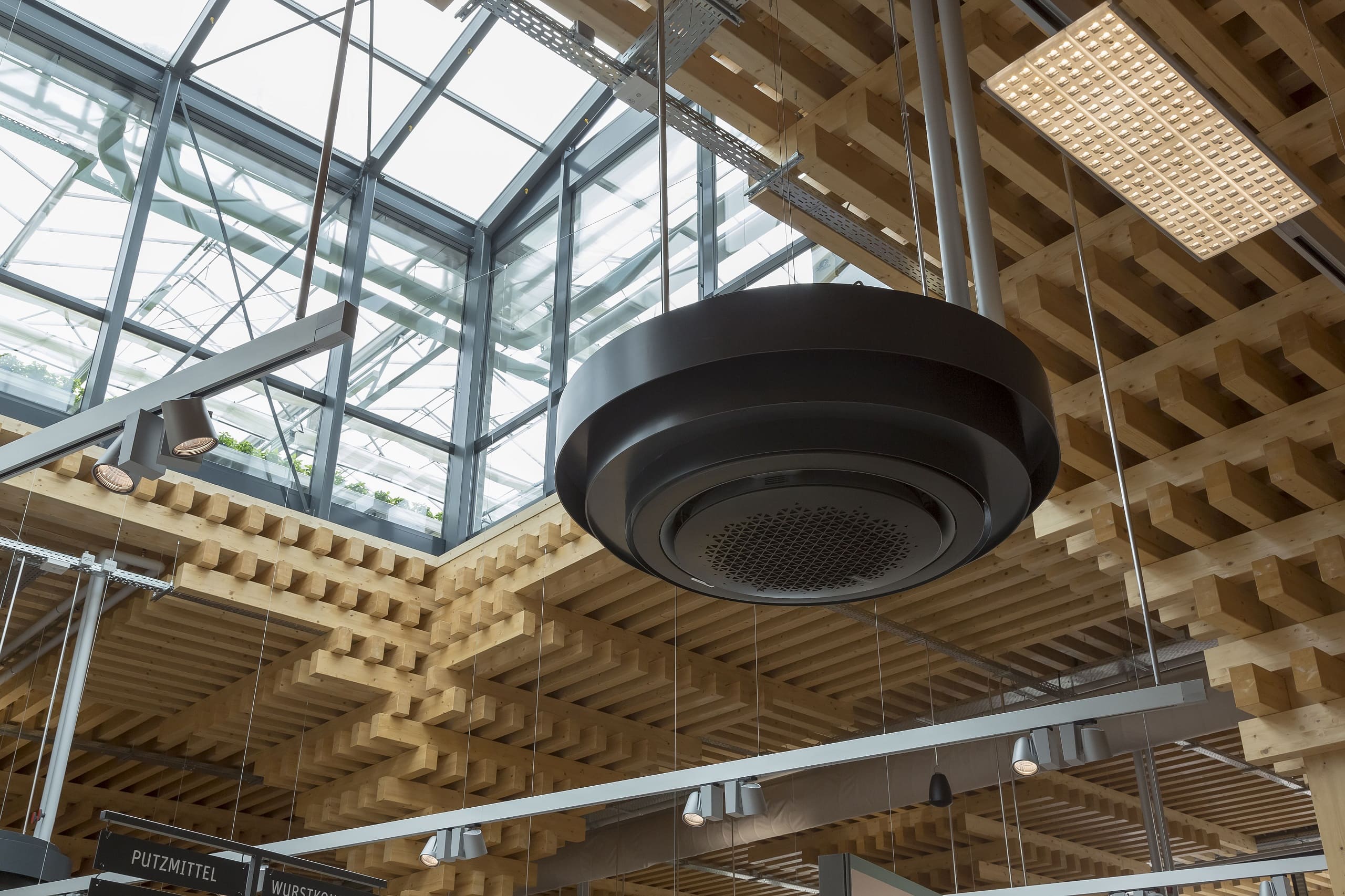 Deckenansicht in eine REWE Green Building Markt in Wiesbaden.