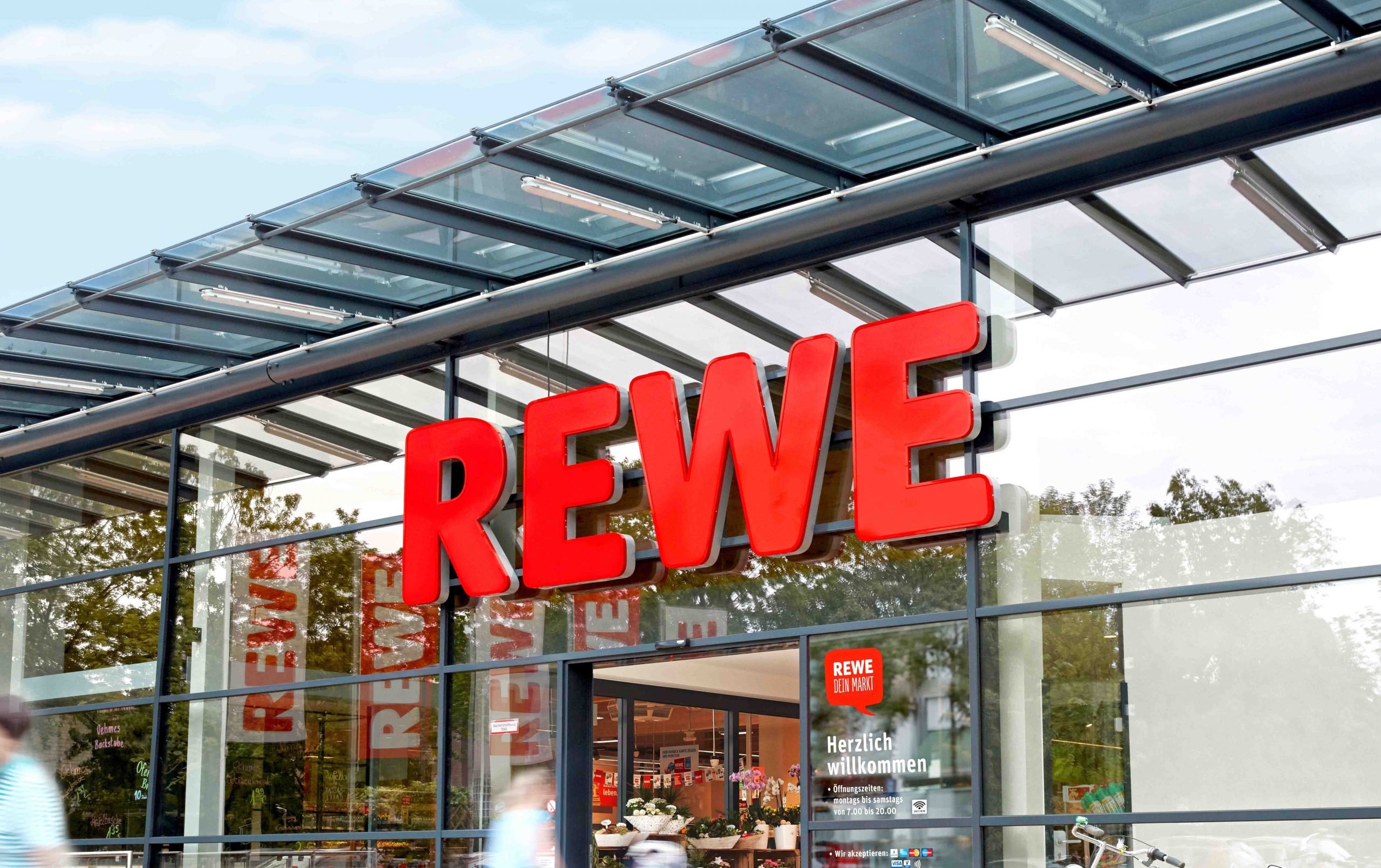 Die Aussenaufnahme eines REWE Marktes
