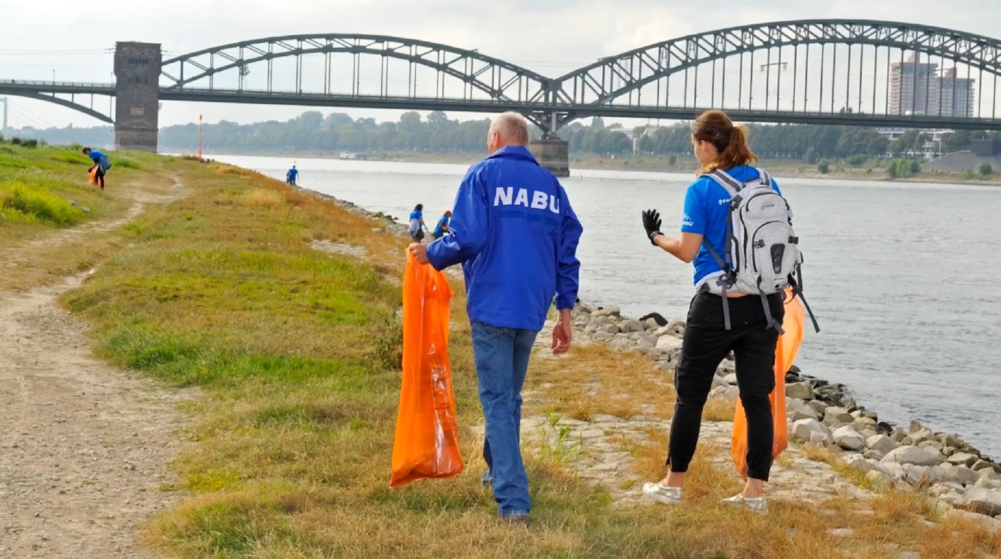 Das Team des NABU im Einsatz am Rhein.