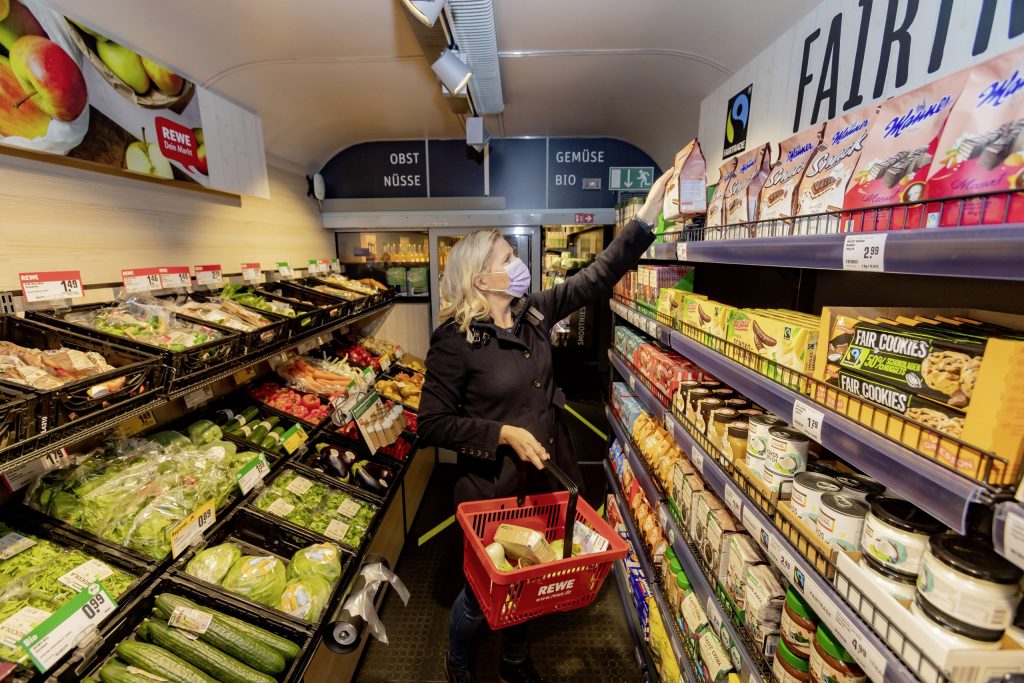 Frau steht vor Supermarktmarktregal im Supermarktzug