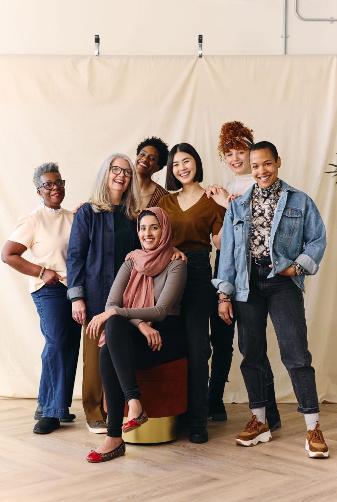 Eine Gruppe unterschiedlicher Frauen schaut in die Kamera.