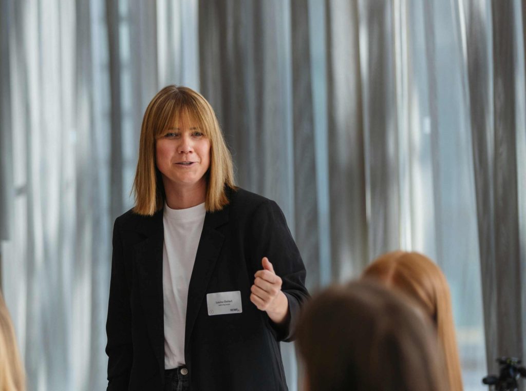Influencerin Louisa Dellert spricht auf dem Dialogforum der REWE Group.