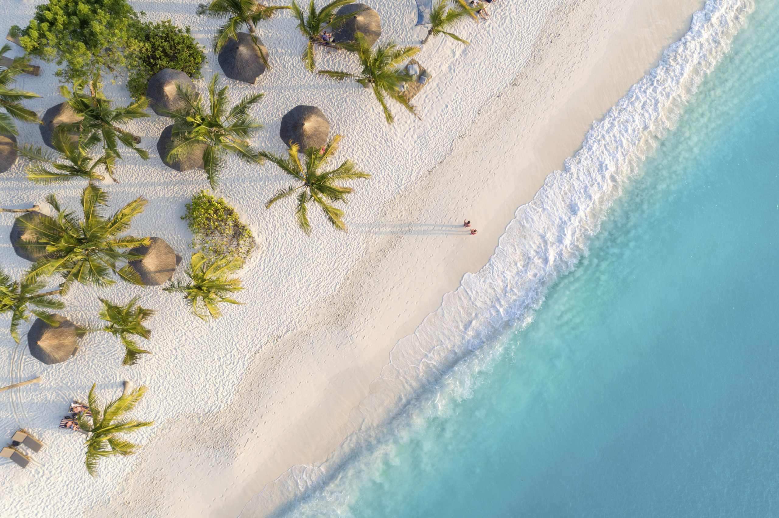 Vogelperspektive auf einen leeren Strandabschnitt
