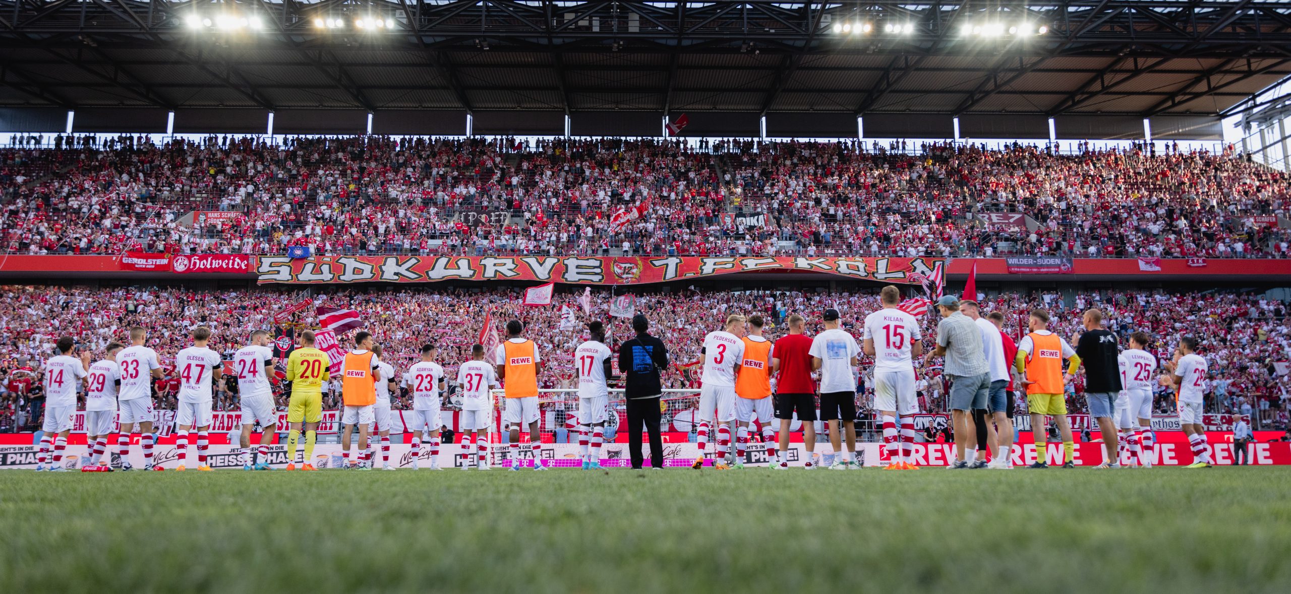 Fußballer des 1. FC Kölns im Stadion mit REWE Trikots. Ein Symbolbild für unser Sponsoring des 1. FC Köln