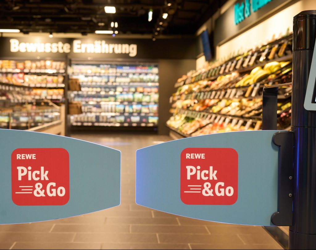 Der Eingang des REWE Pick&Go Marktes in München