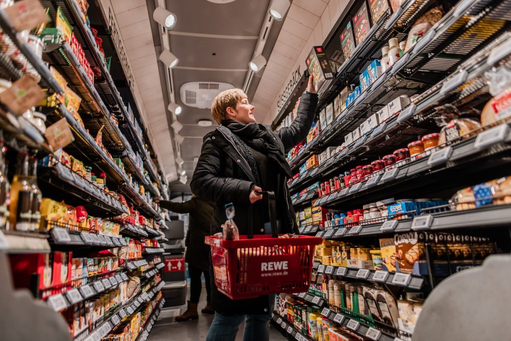 Frau beim einkaufen im REWE-Einkaufs-Bus