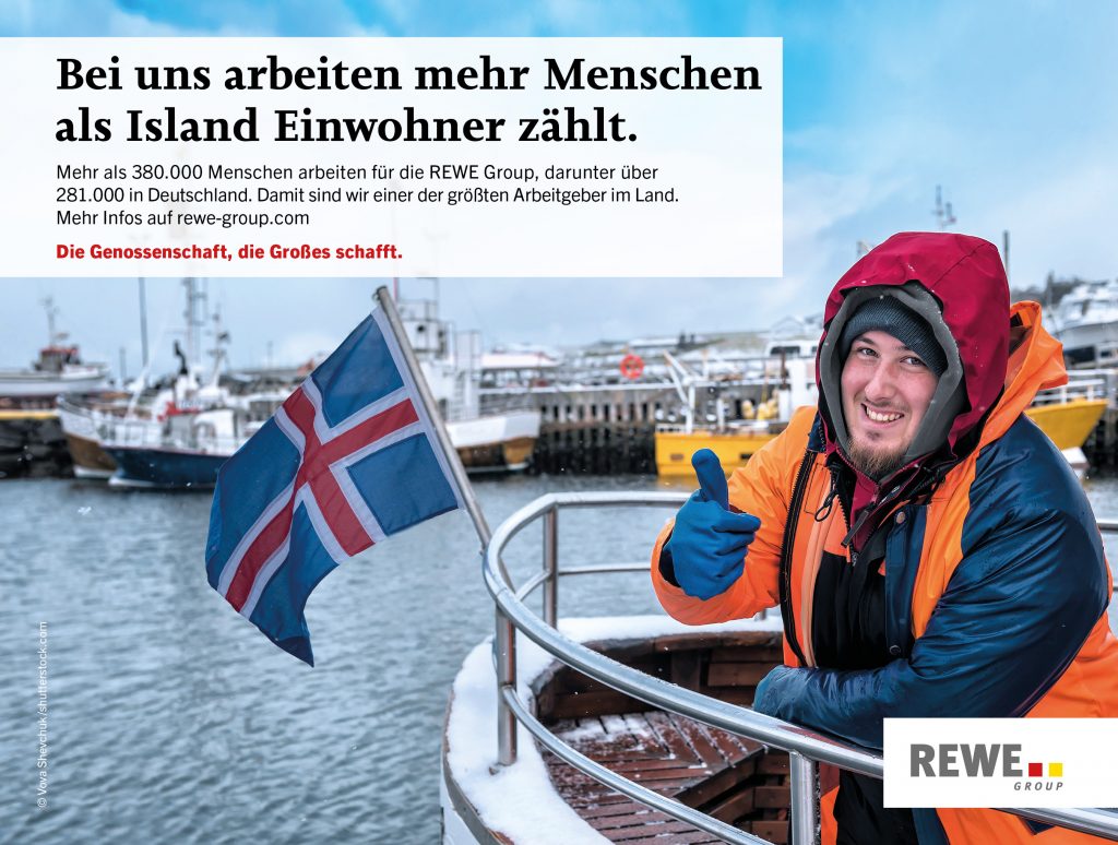Ein Isländer steht auf einem Bod und zeigt einen Daumen hoch.
