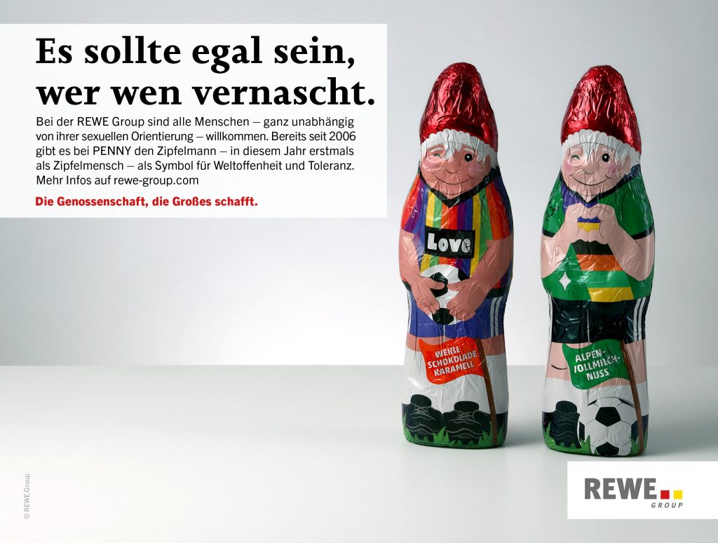 Zwei Schockoladen-Weihnachtsmänner in Fußballuniform