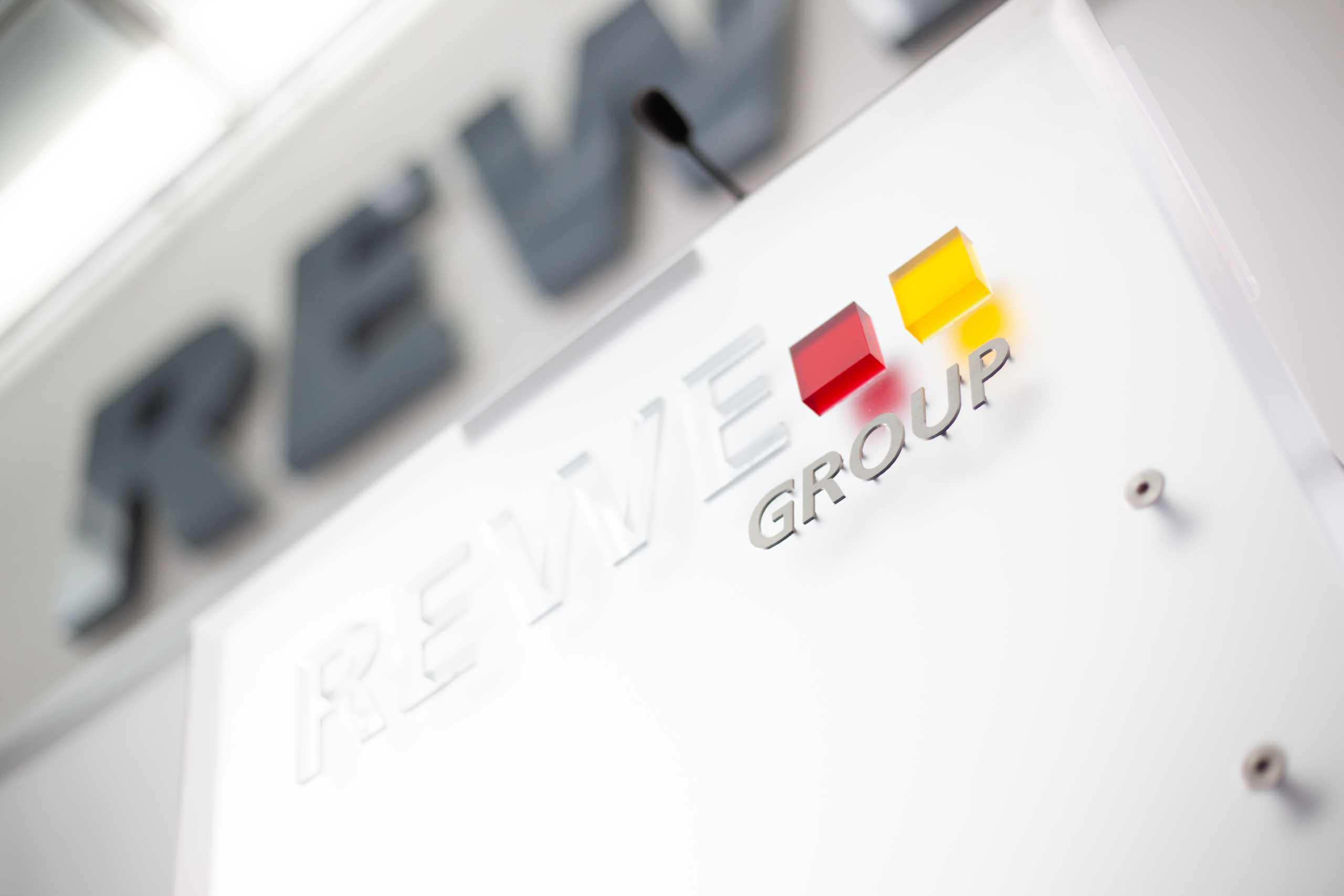 Verschwommenes Rednerpult mit REWE Group Logo