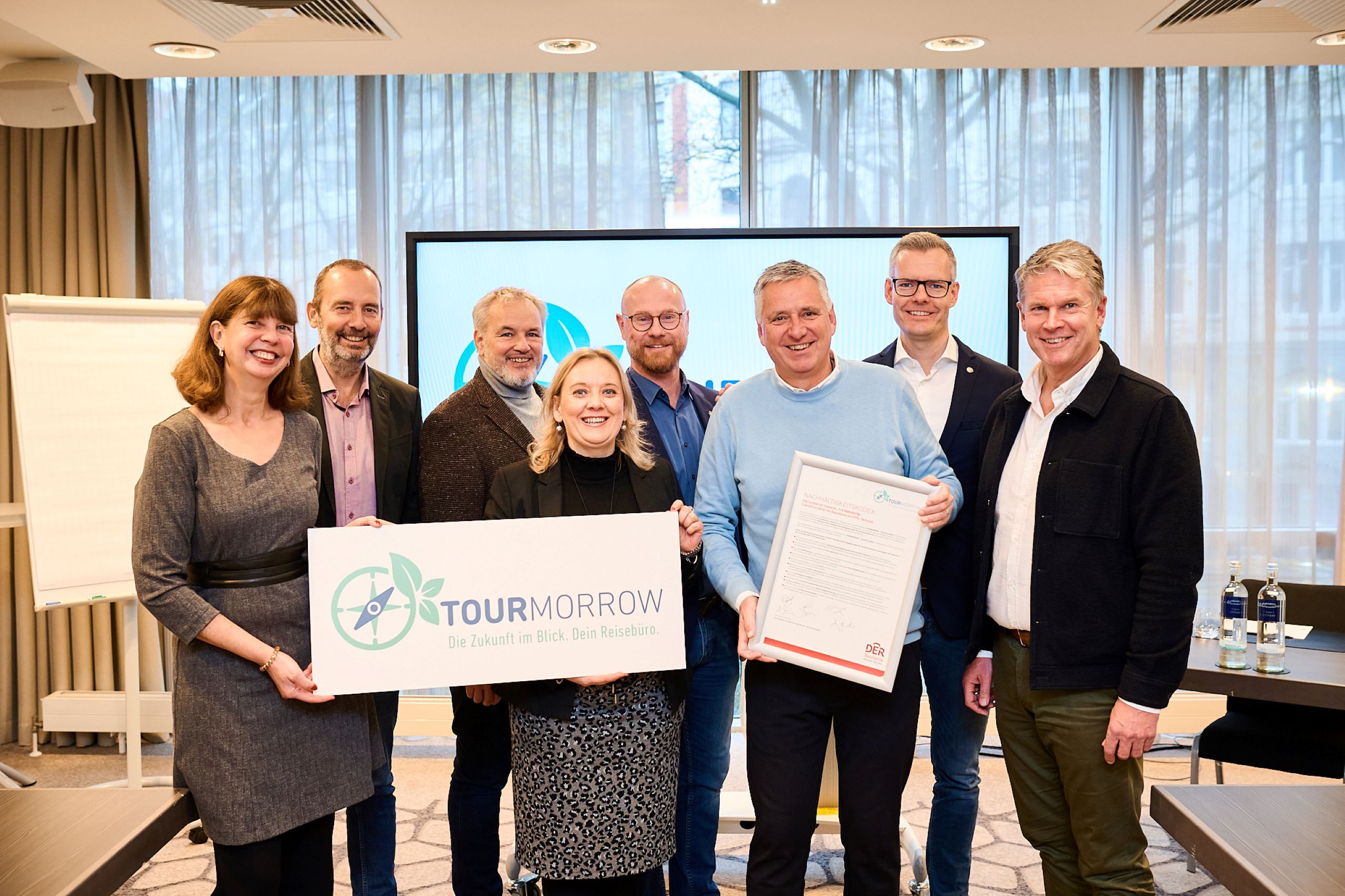 Gesellschafter des DER Touristik Partner-Service (DTPS) unterschreiben das Leitbild der Nachhaltigkeitsinitiative Tourmorrow. Von links nach rechts.: Stephanie Schmidt (DTPS), Dirk Hansel (Pro Tours), Dirk Bender (TourContact), Sandra Rochnowski (HWR Berlin), Daniel Hauer (Deutscher Reisering), Michael Dohmen (DTPS), Andreas Quenstedt (Deutscher Reisering), Rolf-Dieter Maltzahn (Galeria Reisen)