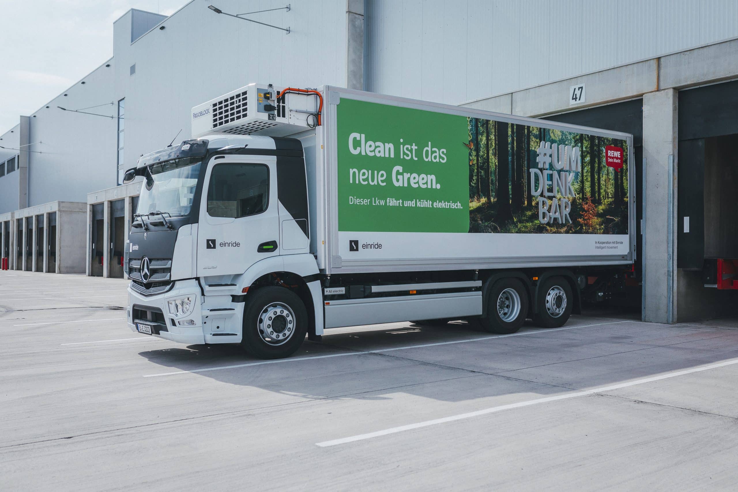 LKW der gerade an ein Logistikzentrum heranfährt. Auf dem LKW steht 