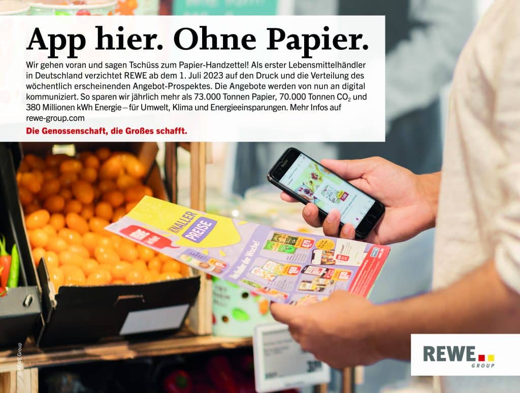 Person hält in einer Hand den Papierhandzettel und in der anderen ein Handy mit dem digitalen Handzettel