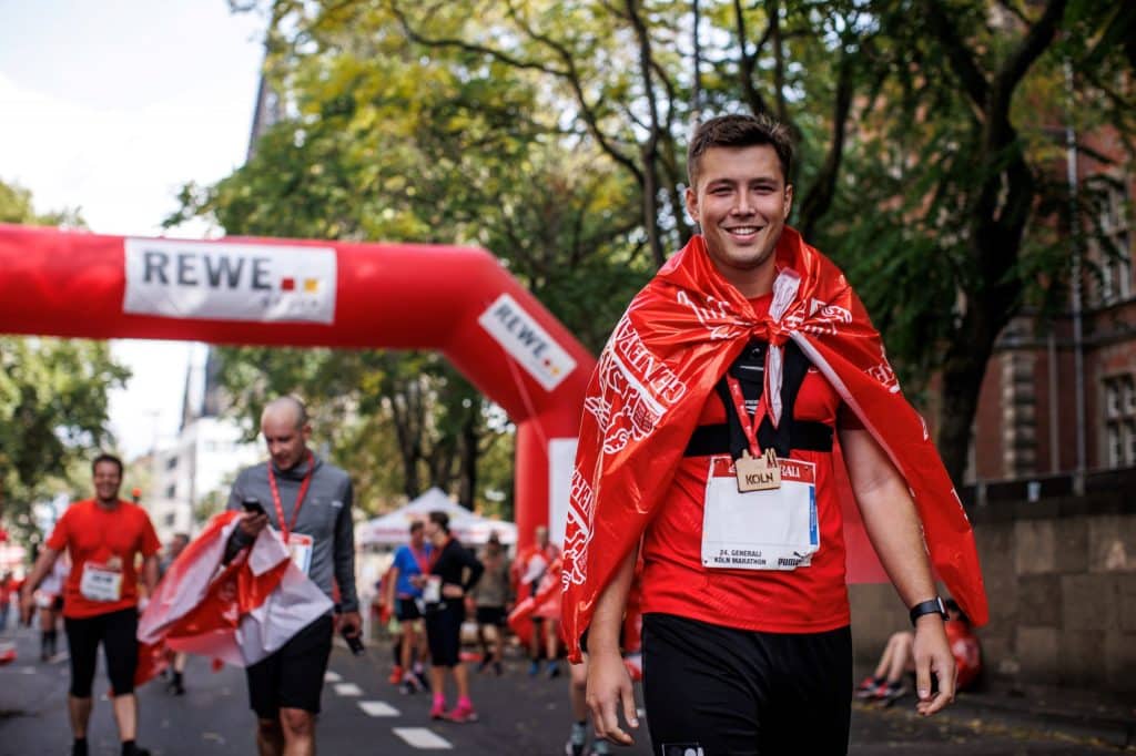 Mann mit Gernerali-Flagge beim Köln Marathon