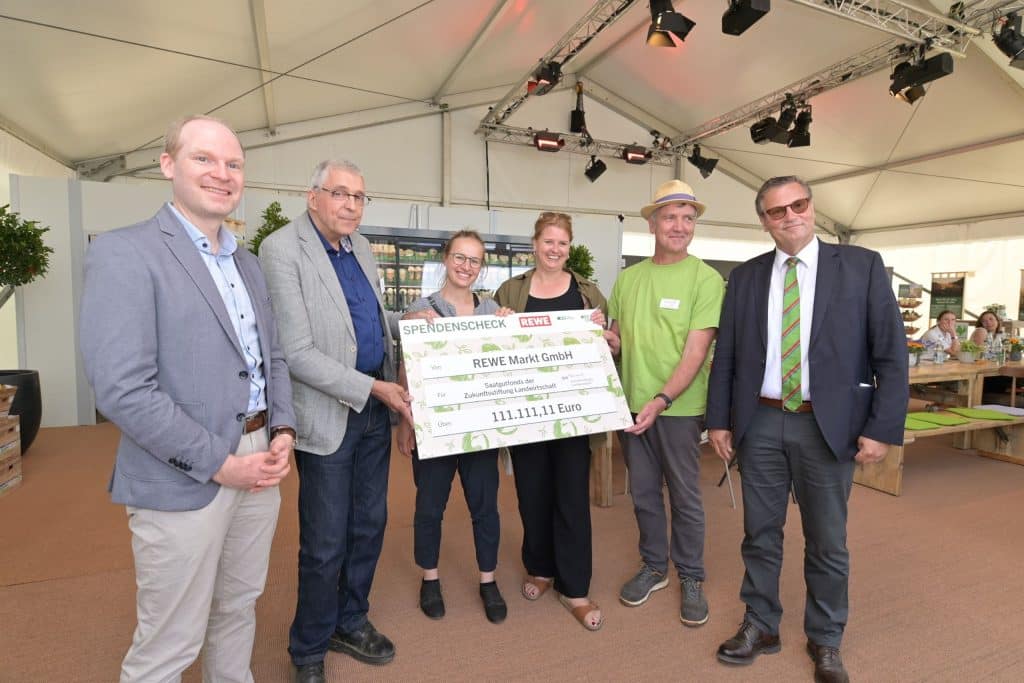 Bild von Regionsleiter Tobias Menig, Oliver Willing, Geschäftsführer Zukunftsstiftung Landwirtschaft; Jytte von Salis, Koordinatorin des Saatgutfonds der Zukunftsstiftung Landwirtschaft; Inga Günther von der Ökotierzucht gGmbH, Herbert Völkle, Geschäftsführer Getreidezüchtung Peter Kunz, Schweiz; Peter Hauk, Minister des Landes Baden-Württemberg für Ernährung, Ländlichen Raum und Verbraucherschutz.