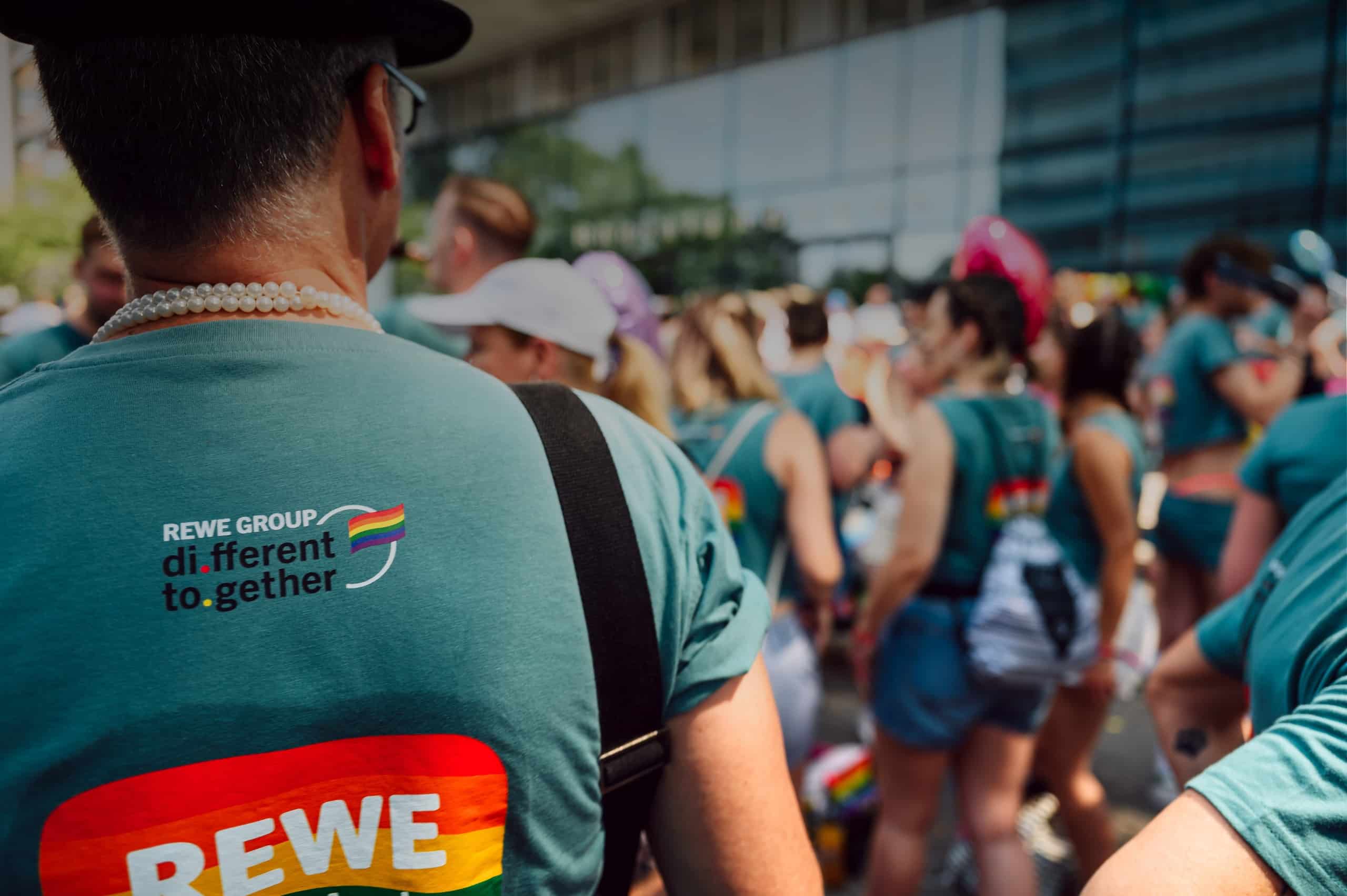 Mensch von hinten mit einem T-Shirt auf dem das REWE Gruop di.to Logo abgebildet ist