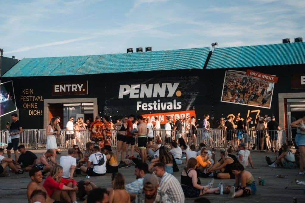 Bild von Festival Parookaville mit Menschenmenge vor dem PENNY Festivals Eingang.