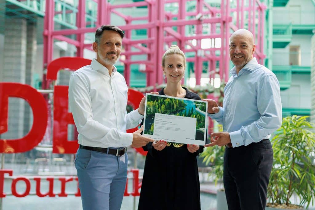Bei der Übergabe des Kauf-Zertifikats. Personen v.l.n.r.: Jan Lieske (Director Leisure Sales Germany Lufthansa Group), Laura Steden (Director Corporate Responsibility DER Touristik Group), Dr. Ingo Burmester (CEO DER Touristik Central Europe).